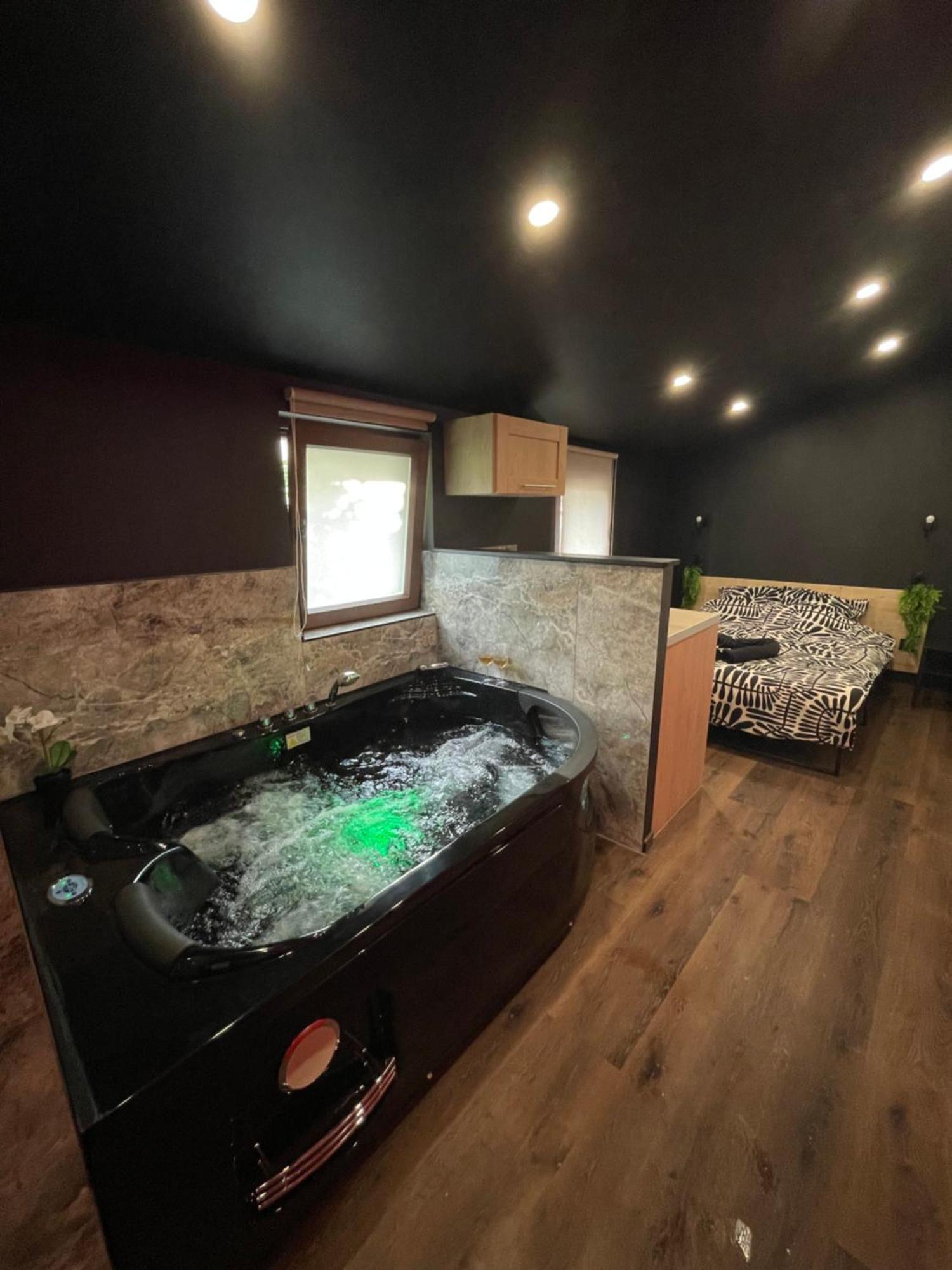 Jacuzzi Love Room Мюлуз Экстерьер фото