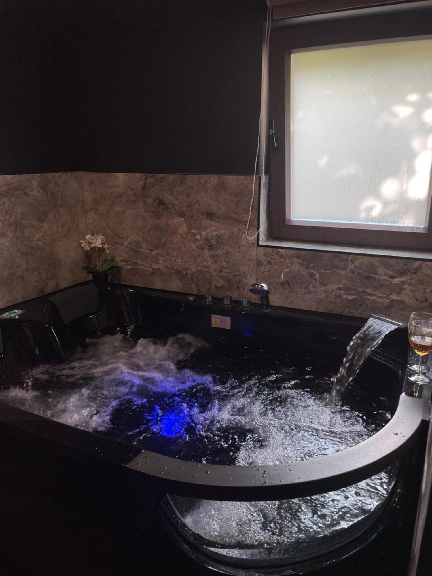 Jacuzzi Love Room Мюлуз Экстерьер фото